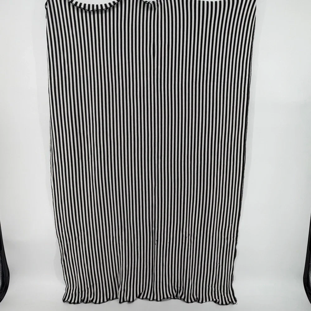 Black & White Striped Ribbed Knit Fabric 30x41 Vertical Stripe Material Destash